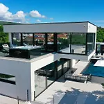 Luxury Cloer, - Sauna,steam Room, 2 Jacuzzis
