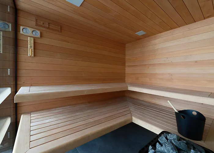Luxury Cloer, - Sauna,steam Room, 2 Jacuzzis *