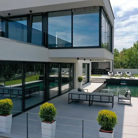 Luxury Cloer, - Sauna,steam Room, 2 Jacuzzis *
