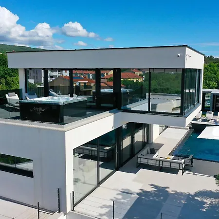 Luxury Cloer, - Sauna,steam Room, 2 Jacuzzis