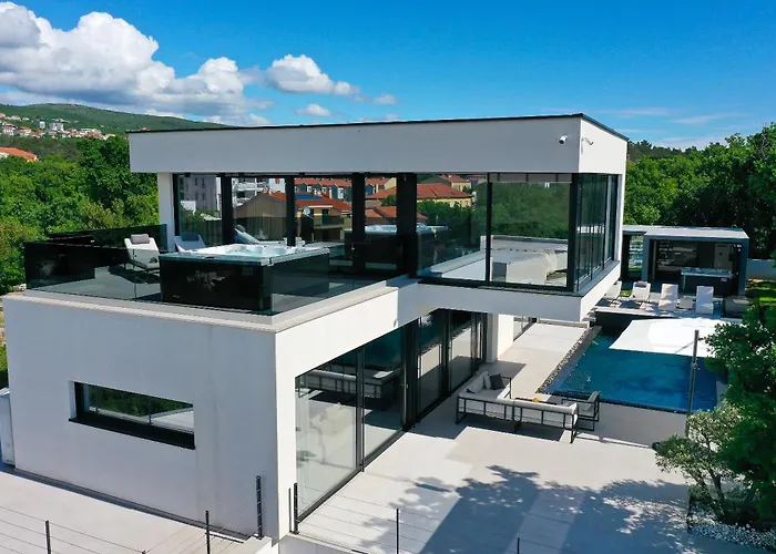 Luxury Cloer, - Sauna,steam Room, 2 Jacuzzis
